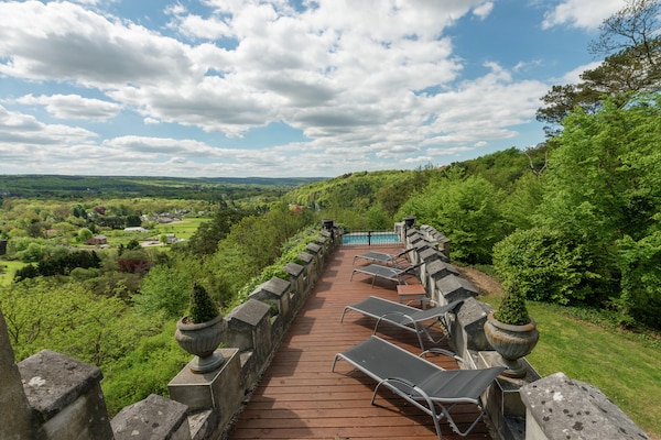 Foto van Kasteel in Spa met Uitzicht & Verwarmd Zwembad - Vakantiehuis in Spa - TerraceBalcony