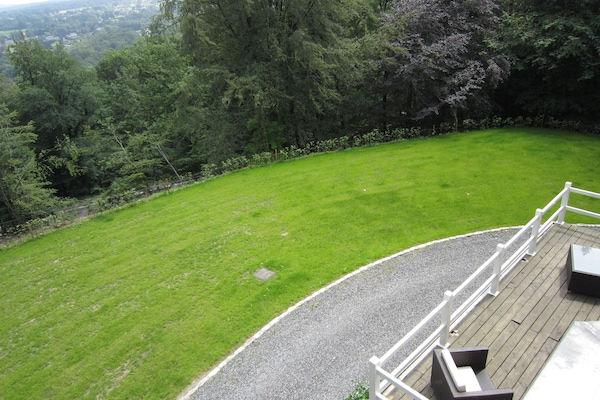 Foto van Kasteel in Spa met Uitzicht & Verwarmd Zwembad - Vakantiehuis in Spa - GardenSummer