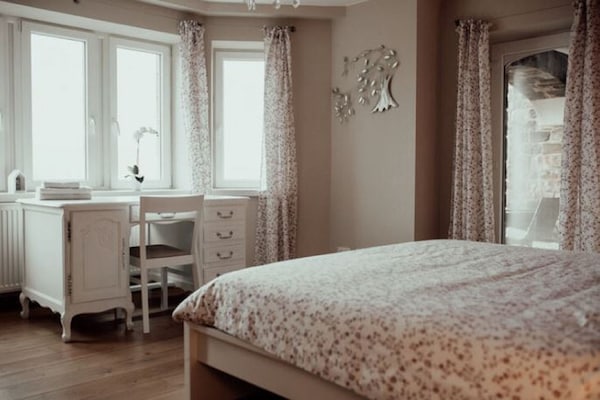 Foto van Kasteel in Spa met Uitzicht & Verwarmd Zwembad - Vakantiehuis in Spa - BedRoom
