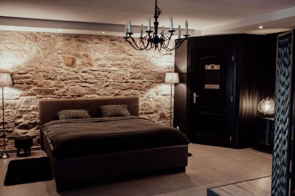 Foto van Kasteel in Spa met Uitzicht & Verwarmd Zwembad - Vakantiehuis in Spa - BedRoom