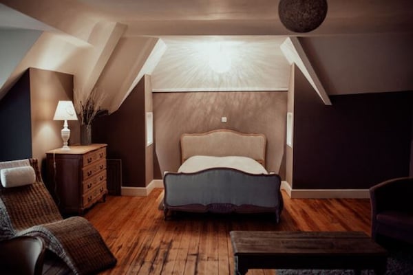 Foto van Kasteel in Spa met Uitzicht & Verwarmd Zwembad - Vakantiehuis in Spa - BedRoom