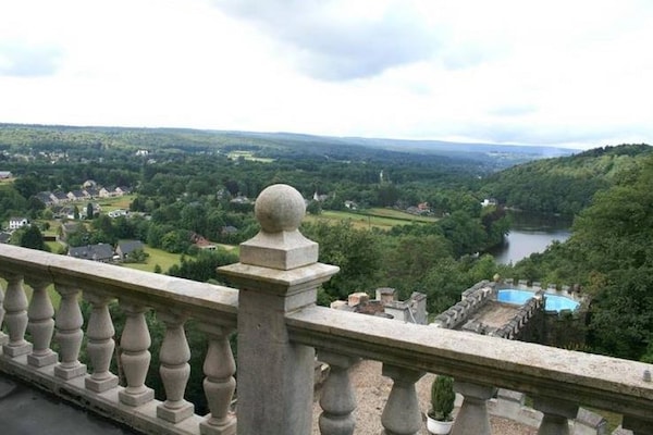 Foto van Kasteel in Spa met Uitzicht & Verwarmd Zwembad - Vakantiehuis in Spa - ViewSummer