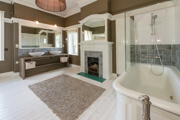 Foto van Luxe spakasteel met zwembad. - Vakantiehuis in Spa - BathRoom