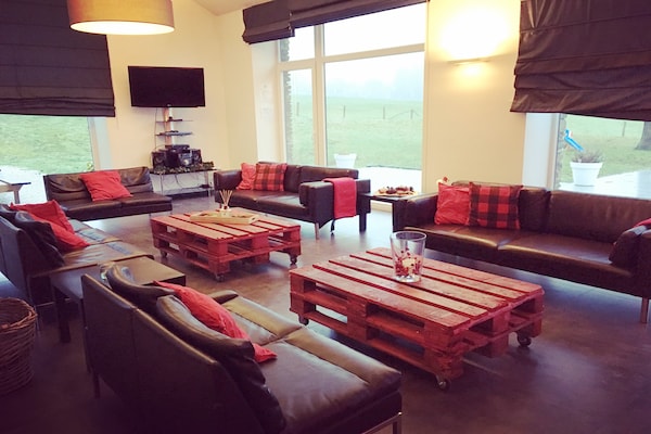 Foto van Vakantiehuis Bovigny met bioscoop - Vakantiehuis in Bovigny - LivingRoom