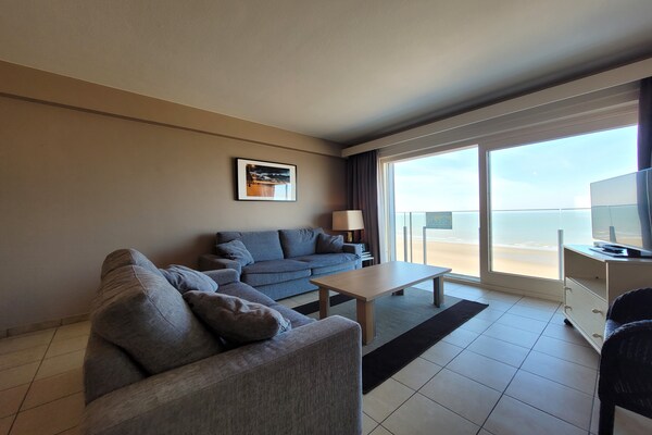 Foto van Op een steenworp afstand van het rustige pad langs de kust. - LivingRoom