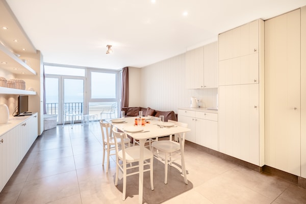 Foto van Appartement aan de kust met strandtoegang - Vakantiehuis in Oostduinkerke - DiningRoom