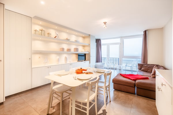 Foto van Appartement aan de kust met strandtoegang - Vakantiehuis in Oostduinkerke - DiningRoom