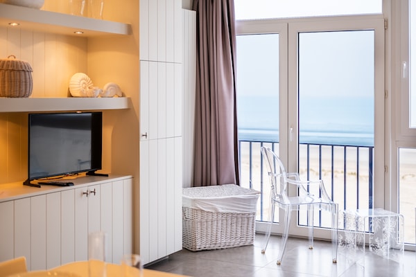 Foto van Appartement aan de kust met strandtoegang - Vakantiehuis in Oostduinkerke - LivingRoom