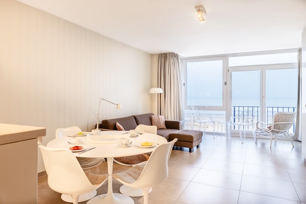 Foto van Appartement aan Belgische Kust met Uitzicht - Vakantiehuis in Oostduinkerke - DiningRoom