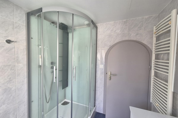 Foto van Stenen Huis bij Roze Granietkust - Vakantiehuis in Plougrescant - BathRoom