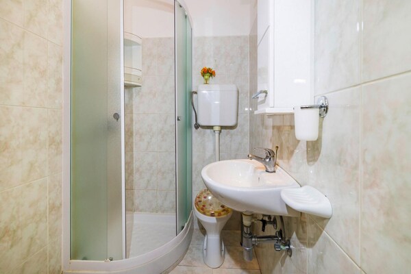 Foto van Vakantiehuis in Rovanjska met Zeezicht - Vakantiehuis in Jasenice - BathRoom