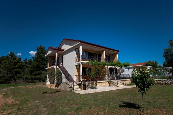 Foto van Appartement in Seline bij Paklenica Park - Vakantiehuis in Seline - ExteriorSummer