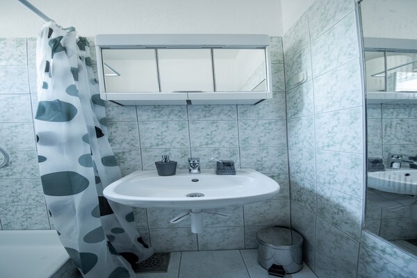 Foto van Appartement in Seline bij Paklenica Park - Vakantiehuis in Seline - BathRoom