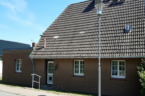 Foto van Vakantiehuis in Boltenhagen aan het zandstrand - Vakantiehuis in Ostseebad Boltenhagen - ExteriorSummer