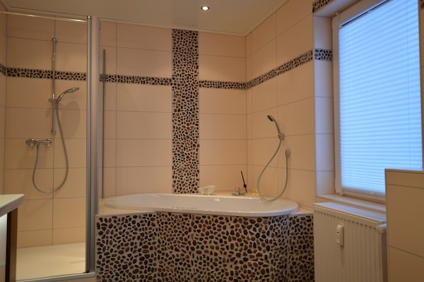 Foto van Ruime Eifel Escape - Vakantiehuis in Manderscheid - BathRoom