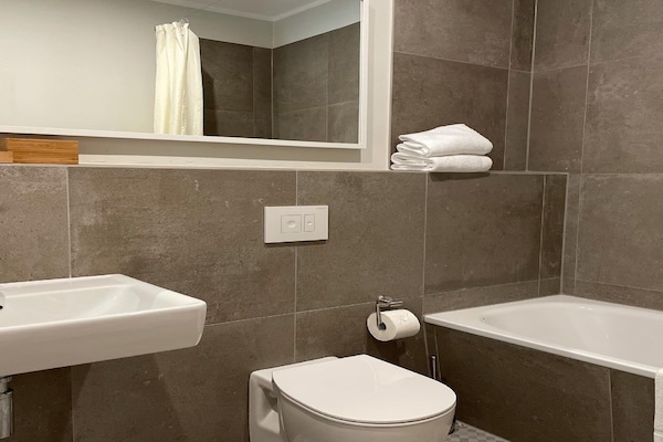 Foto van Vakantieverblijf met 5 appartementen, hal - Vakantiehuis in Saal - BathRoom