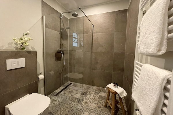 Foto van Vakantieverblijf met 5 appartementen, hal - Vakantiehuis in Saal - BathRoom