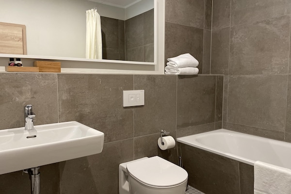 Foto van Vakantieverblijf met 5 appartementen, hal - Vakantiehuis in Saal - BathRoom