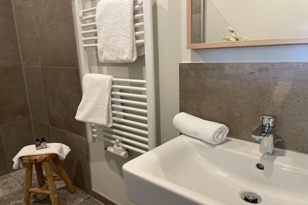 Foto van Vakantieverblijf met 5 appartementen, hal - Vakantiehuis in Saal - BathRoom