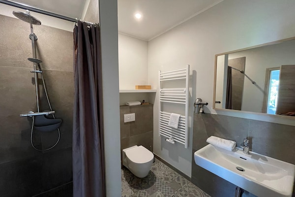 Foto van Vakantieverblijf met 5 appartementen, hal - Vakantiehuis in Saal - BathRoom