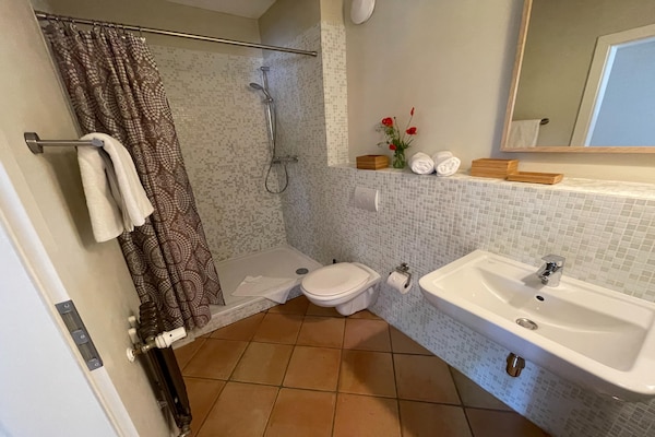 Foto van Vakantieverblijf met 5 appartementen, hal - Vakantiehuis in Saal - BathRoom