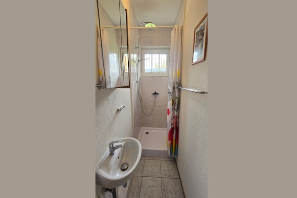 Foto van Bungalow in Schlowe aan het zie - Vakantiehuis in Borkow OT Schlowe - BathRoom