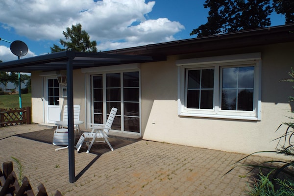 Foto van Bungalow in Schlowe aan het zie - Vakantiehuis in Borkow OT Schlowe - TerraceBalcony
