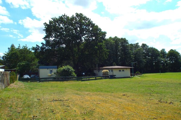 Foto van Bungalow in Schlowe aan het zie - Vakantiehuis in Borkow OT Schlowe - ExteriorSummer