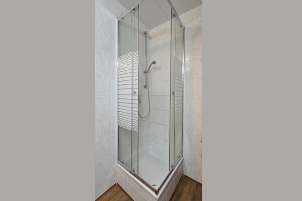 Foto van Bungalow in Schlowe aan het zie - Vakantiehuis in Borkow OT Schlowe - BathRoom