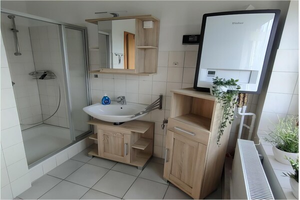 Foto van Appartement in Wenkendorf met tuin - Vakantiehuis in Wenkendorf - BathRoom