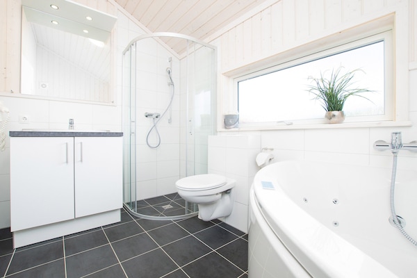 Foto van Beaside Wellness Chalet voor 10 personen - Vakantiehuis in Großenbrode - BathRoom