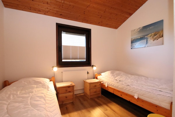 Foto van Vrijstaande vakantiebungalow in vakwerkstijl - Vakantiehuis in Burhave - BedRoom