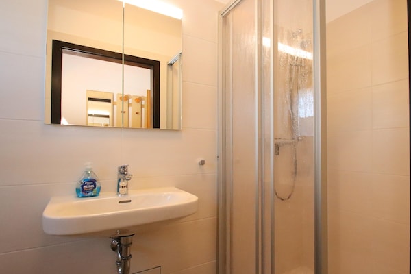 Foto van Vrijstaande vakantiebungalow in vakwerkstijl - Vakantiehuis in Burhave - BathRoom