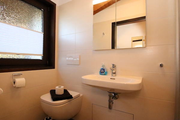 Foto van Vrijstaande vakantiebungalow in vakwerkstijl - Vakantiehuis in Burhave - BathRoom