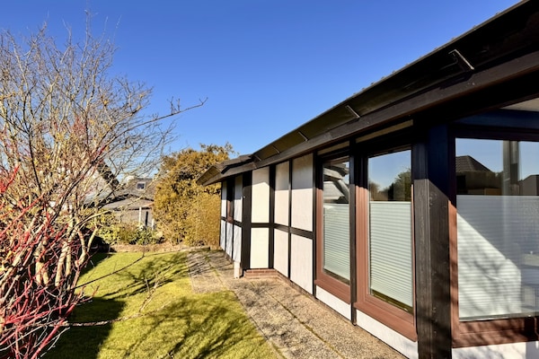 Foto van Vrijstaande vakantiebungalow in vakwerkstijl - Vakantiehuis in Burhave - ExteriorSummer