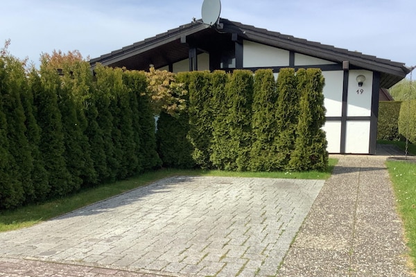 Foto van Vrijstaande vakantiebungalow in vakwerkstijl - Vakantiehuis in Burhave - ExteriorSummer