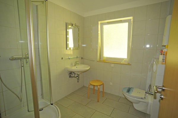 Foto van Bungalow bij Eifel Skilift - Vakantiehuis in Hinterhausen - Gerolstein - BathRoom