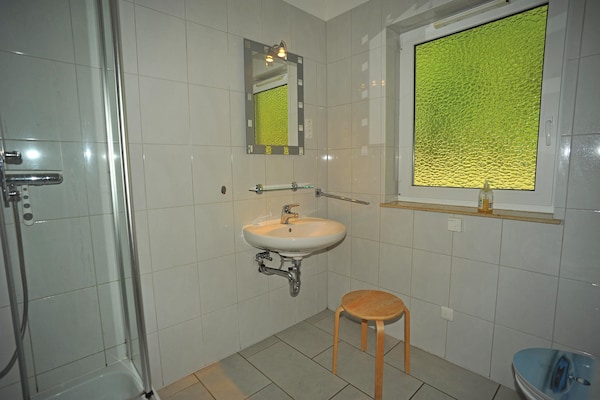 Foto van Bungalow bij Eifel Skilift - Vakantiehuis in Hinterhausen - Gerolstein - BathRoom