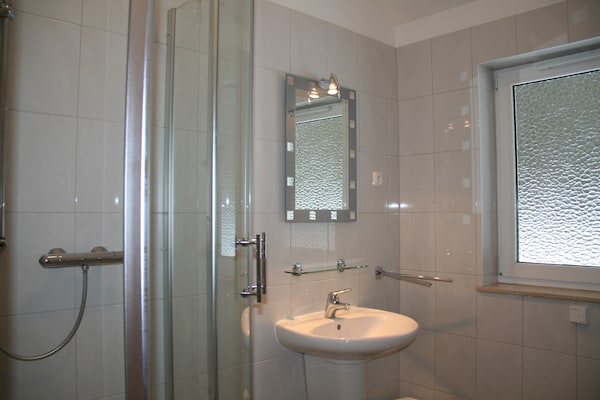 Foto van Bungalow bij Eifel Skilift - Vakantiehuis in Hinterhausen - Gerolstein - BathRoom
