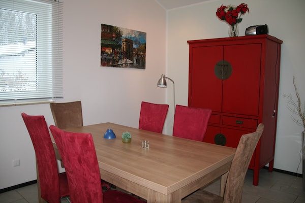 Foto van Bungalow bij Eifel Skilift - Vakantiehuis in Hinterhausen - Gerolstein - DiningRoom