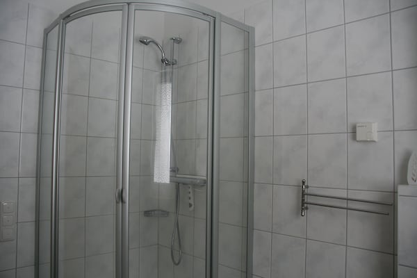 Foto van Bungalow bij Eifel Skilift - Vakantiehuis in Hinterhausen - Gerolstein - BathRoom
