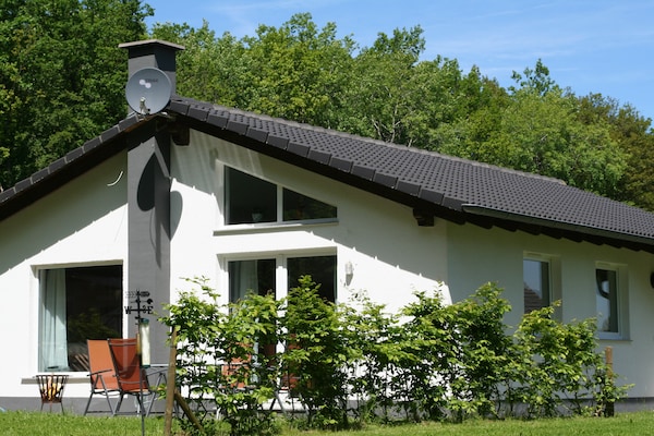 Foto van Bungalow in het Eifelpark met terras - Vakantiehuis in Hinterhausen - Gerolstein - ExteriorSummer