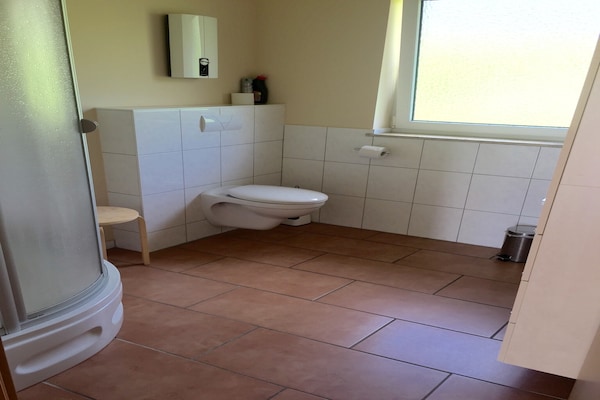 Foto van Bungalow in het Eifelpark met terras - Vakantiehuis in Hinterhausen - Gerolstein - BathRoom