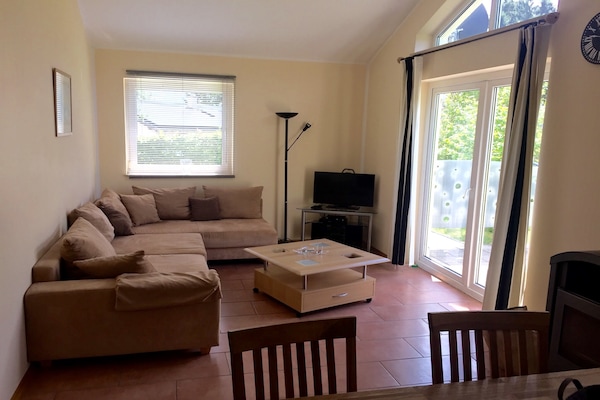 Foto van Bungalow in het Eifelpark met terras - Vakantiehuis in Hinterhausen - Gerolstein - LivingRoom
