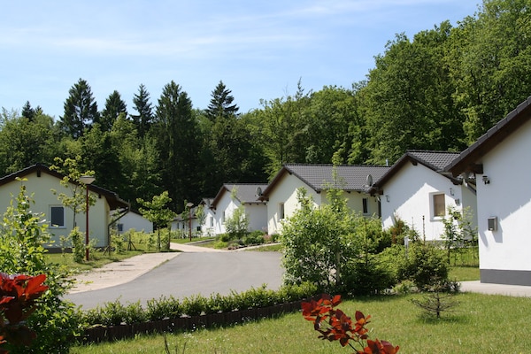 Foto van Bungalow in het Eifelpark met terras - Vakantiehuis in Hinterhausen - Gerolstein - ExteriorSummer