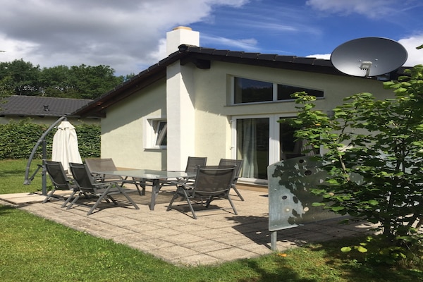 Foto van Bungalow in het Eifelpark met terras - Vakantiehuis in Hinterhausen - Gerolstein - ExteriorSummer