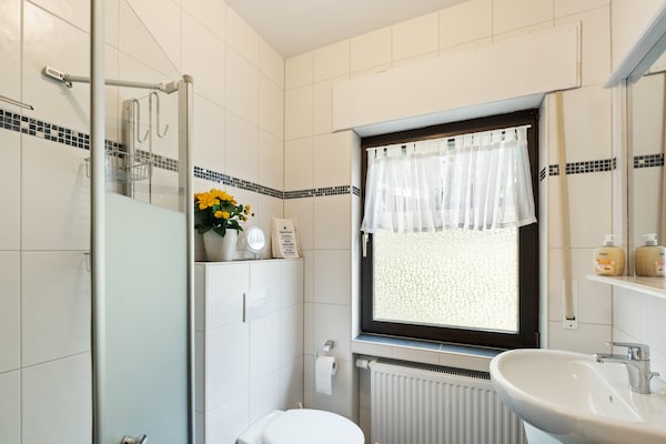 Foto van Feusdorf Bosbungalow - Vakantiehuis in Feusdorf - BathRoom