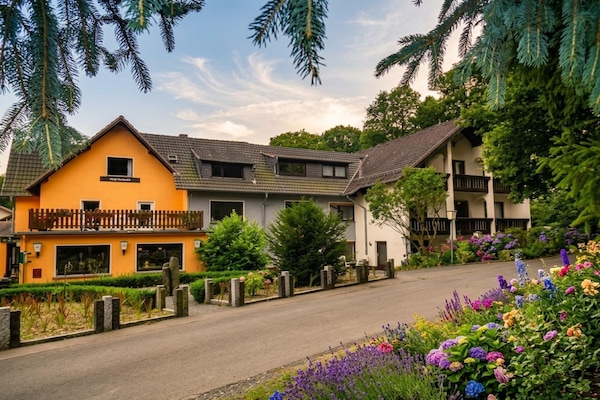 Foto van Belvilla Heiderhof Toegankelijke Tweepersoonskamer - HotelExteriorSummer