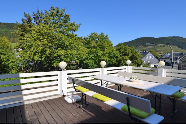 Foto van Vakantiehuis Schmallenberg vlakbij skibus - Vakantiehuis in Schmallenberg-Oberkirchen - TerraceBalcony