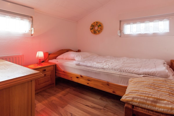 Foto van Rustige bungalow aan de Hennesee met terras - Vakantiehuis in Meschede-Hennesee - BedRoom